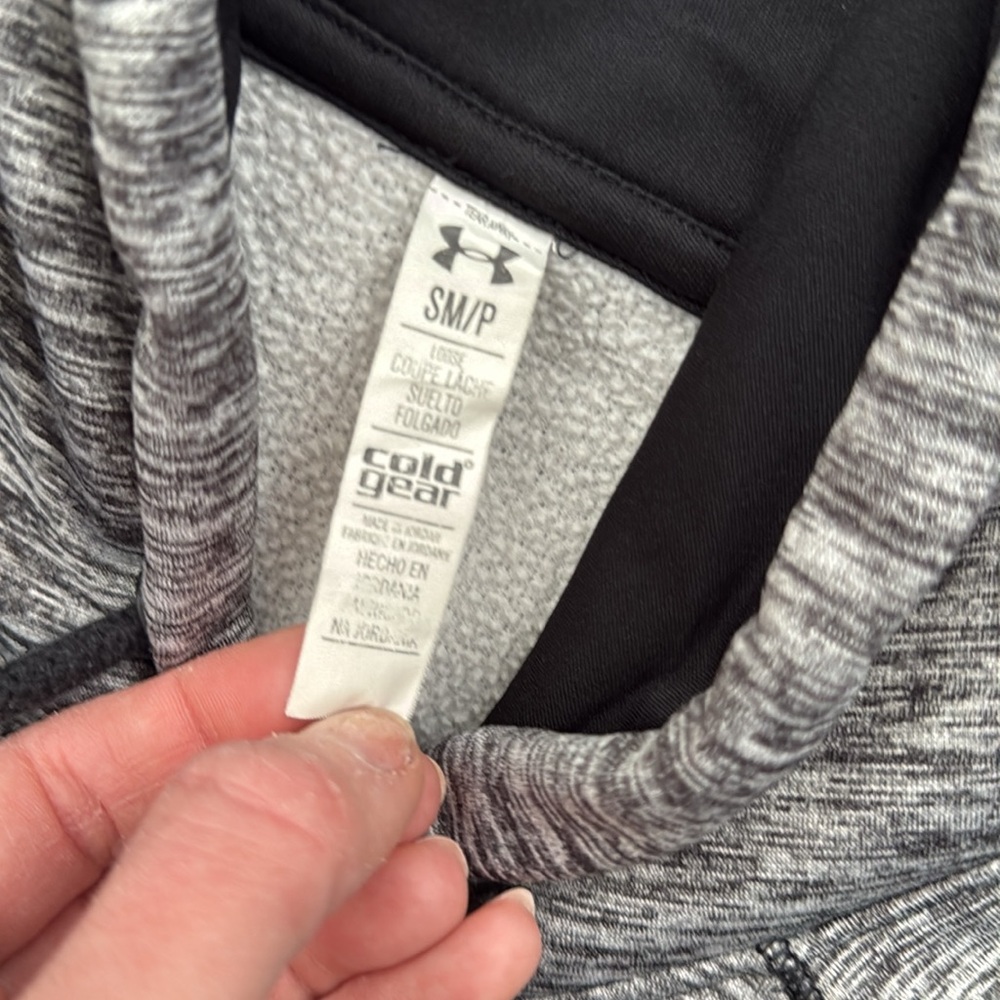 Woman’s under armour hoodie - Picture 3 of 4